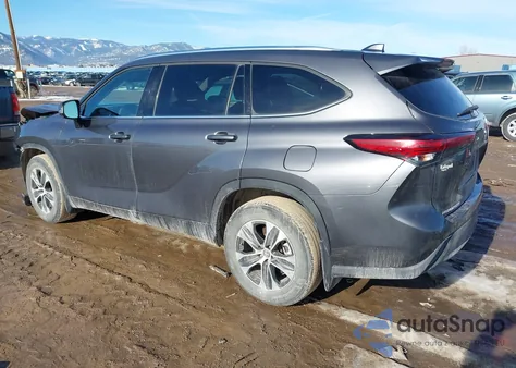 2021 Toyota Highlander Xle z USA, uszkodzony, nr VIN 5TDGZRBH4MS083074
